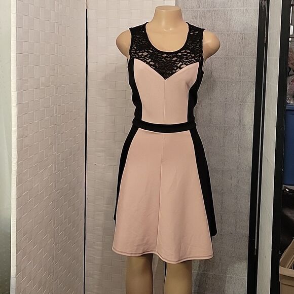 ENFOCUS STUDIO SLEEVELESS COLORBLOCK ROUND NECK LACE DESIGN DRESS - Picture 3 of 13